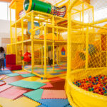 Having fun in an indoor playground Laudo Técnico Brinquedos