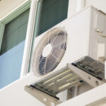 Air condition outdoor unit compressor install outside the house Laudo Técnico Ar Condicionado e PMOC